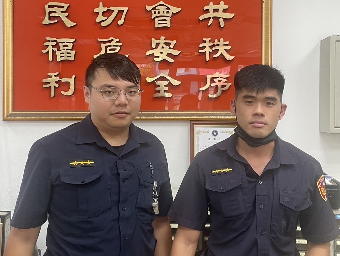 警員簡辰瑋(左)、吳家甯(右)(記者徐煜勝翻攝)