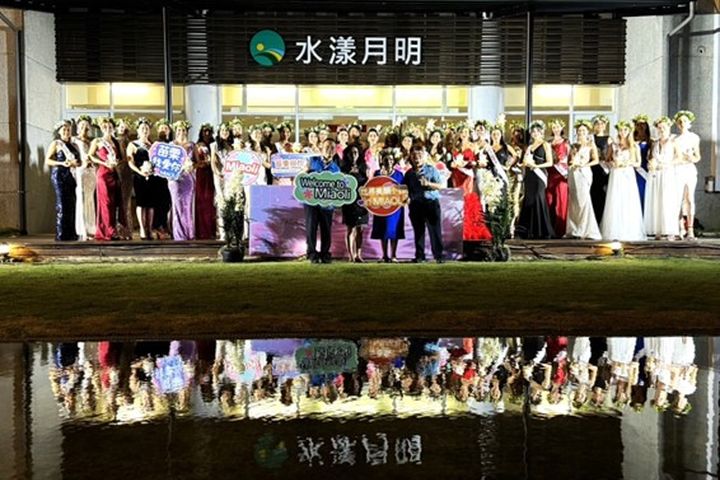 世界美顏小姐全球總決賽在台灣舉行,日前至苗栗進行交流。圖為苗栗縣文觀局徐建男副局長、苗栗縣府邱俐俐副縣長、世界美顏小姐國際總裁 Mila Manuel(來自紐西蘭)水漾月明度假文旅林吉財董事長。 圖:水漾月明度假文旅/提供