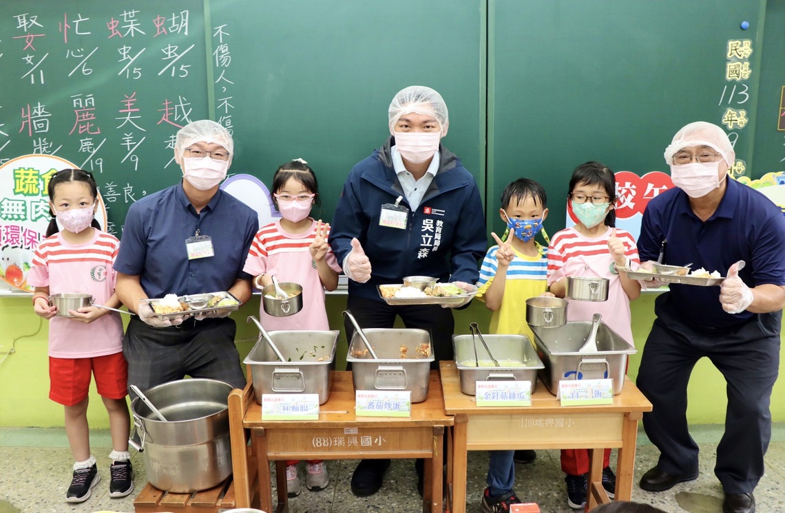 漾新聞|到瑞興國小打菜與學生共享無肉日 吳立森宣布高市首創午餐過敏原標示