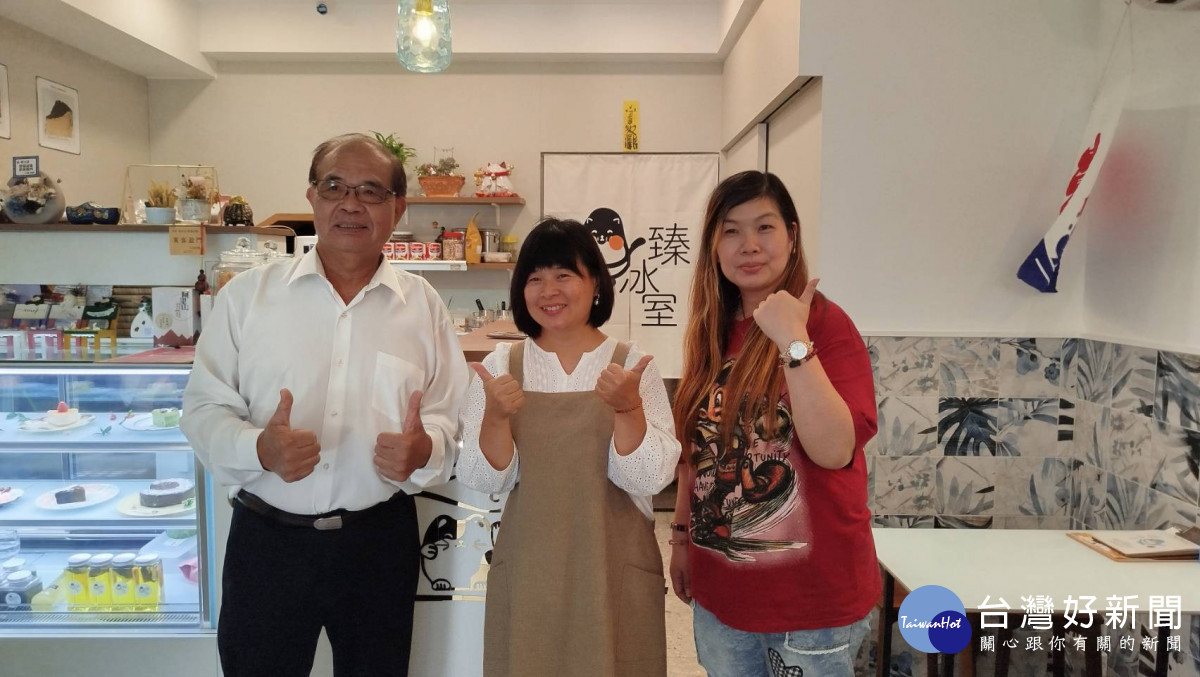 勞訓會理事長莊鑑川登門道賀,恭賀陳宥臻成為第二專長創業表率!