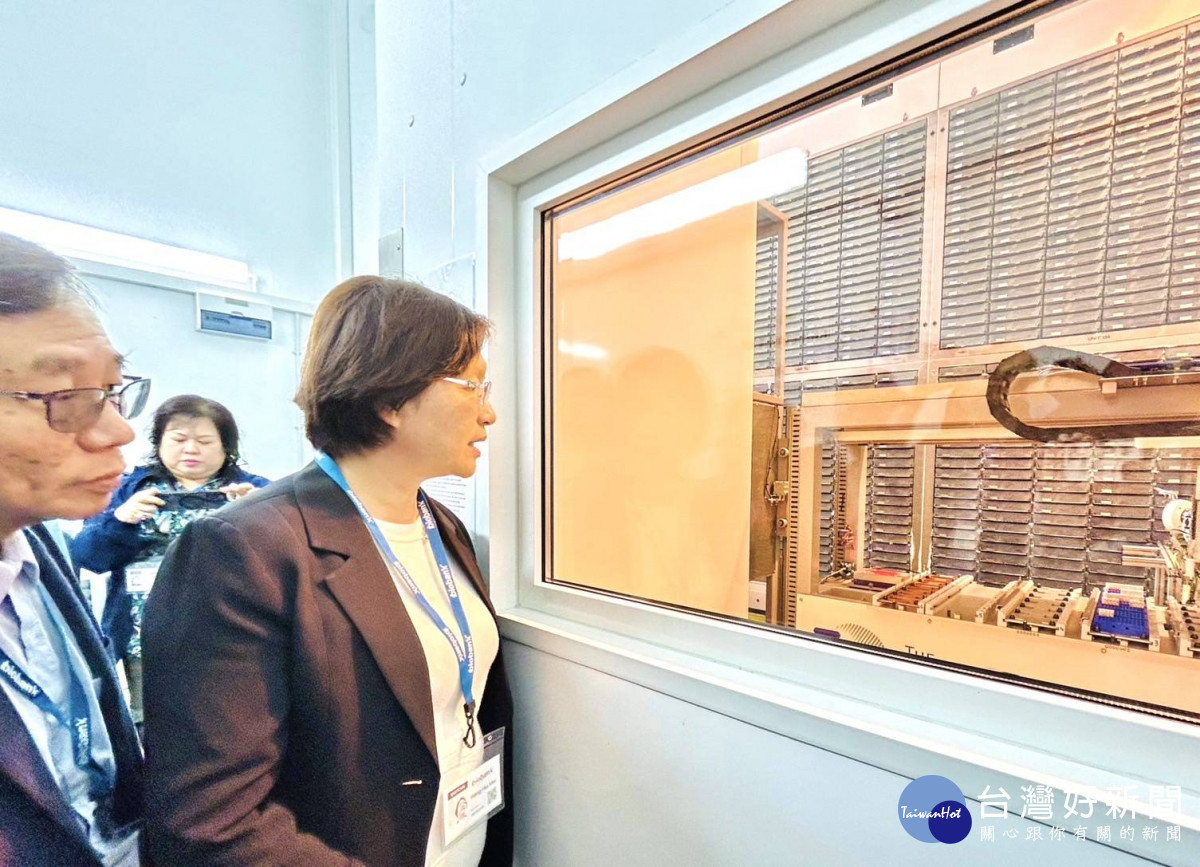 彰化縣長王惠美率縣府團隊與彰化醫療服務機構代表、NGO代表參訪位於英國曼徹斯特追求智慧健康之血清銀行(UK Biobank)自動化生物血清檢體工廠,實地考察全球頂尖AI智慧化創新模式。