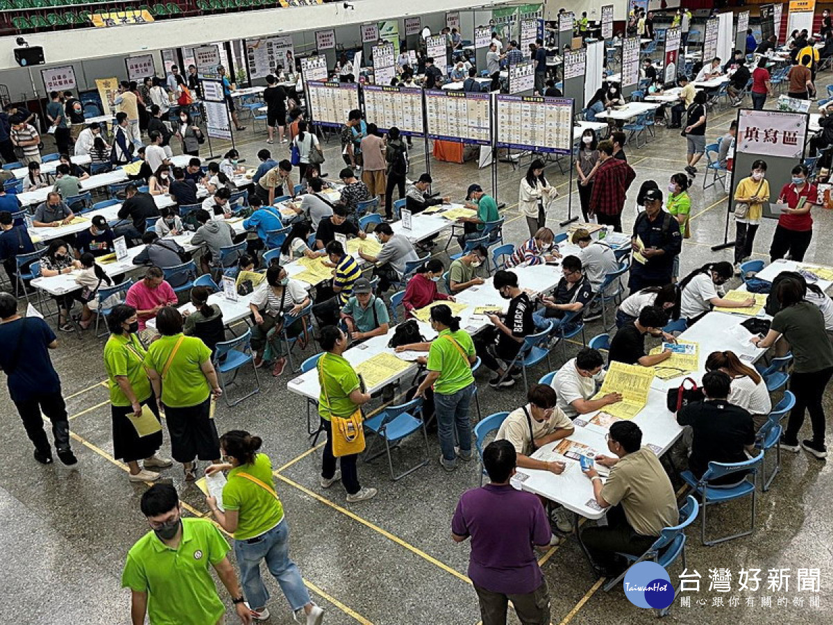 ▲高雄中學體育館21日舉辦大型徵才活動。