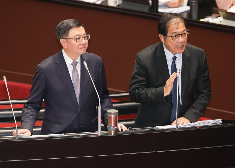 行政院長卓榮泰(左)、法務部長鄭銘謙(右)回應憲法法庭判決結果。中央社