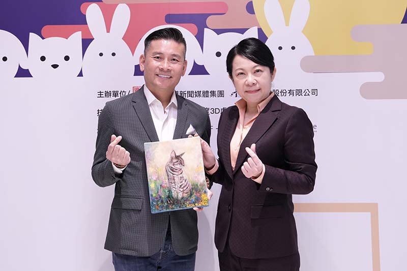 戴錫欽說14年前發現這隻被棄養的幼貓,他趕緊請獸醫師救治,待復元後並認養〔幸福〕。