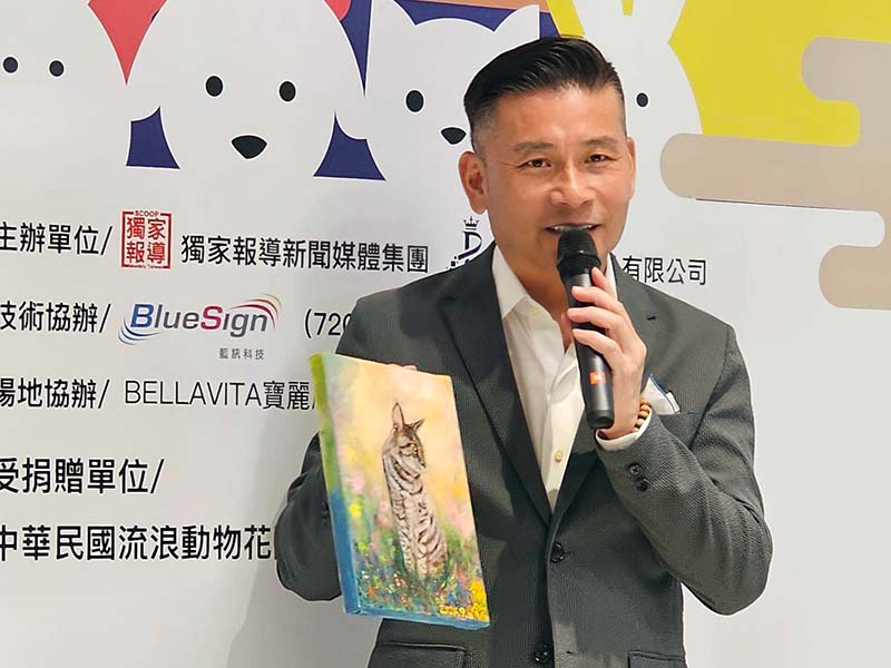 獨家報導新聞媒體集團「藝愛無界 2024秋拍」這次公益拍賣的畫作,包括戴錫欽手繪 14 年前收養的浪貓「幸福」畫作。