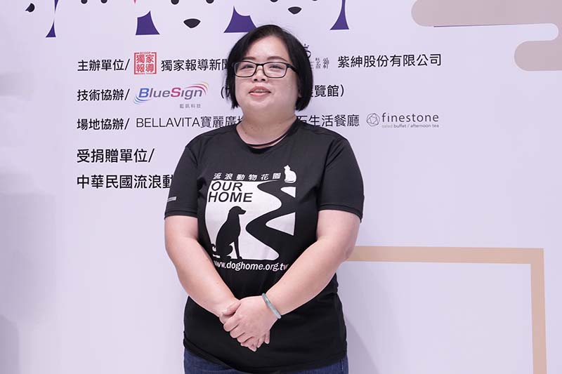 中華民國流浪動物花園協會理事長 Rose 溫柔而堅韌力量感染了楊靜宇,並號召好友,大家一起來幫幫忙為協會找一個家。