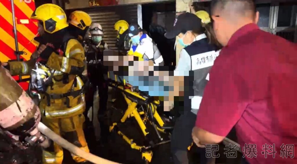 ▲消防人員將無生命跡象的吳姓兄弟檔救出後,立即實施CPR。(圖/民眾提供,下同,若未取得授權請勿翻攝)
