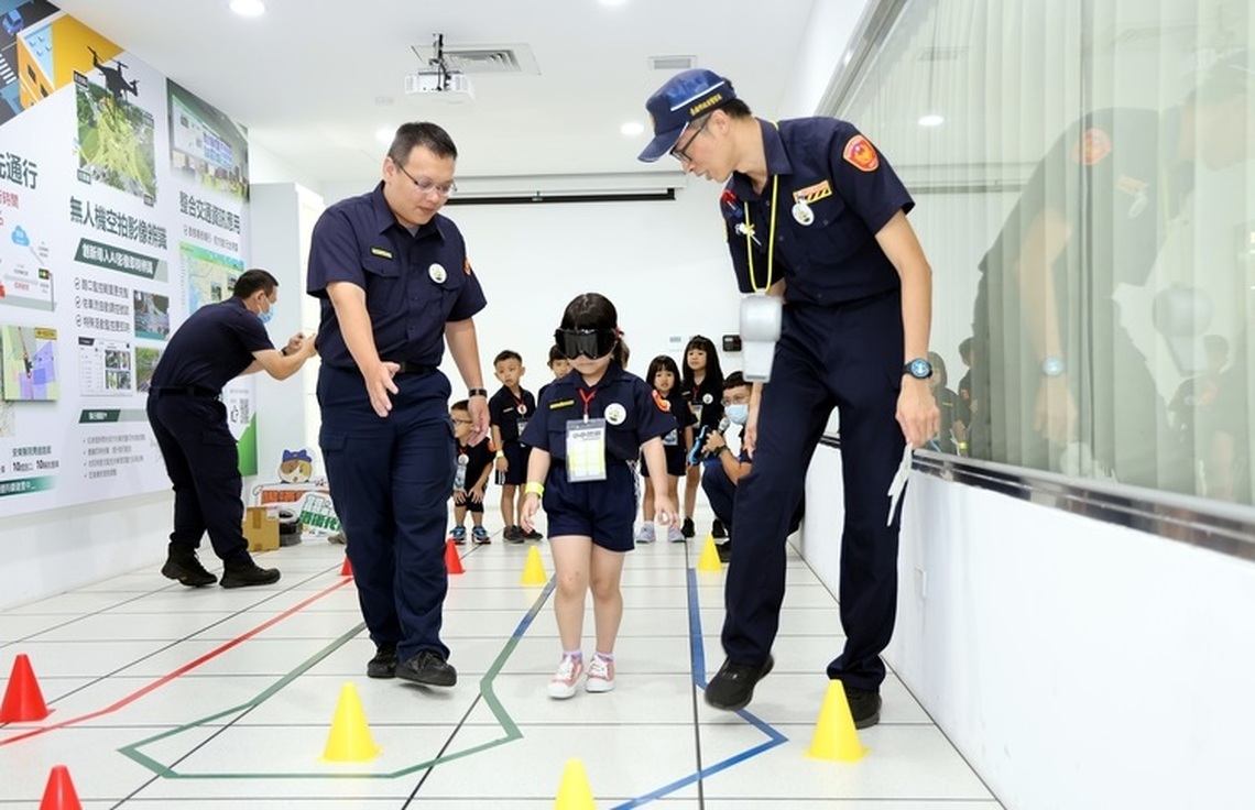 台南小小警察交安體驗營推車輛慢看停