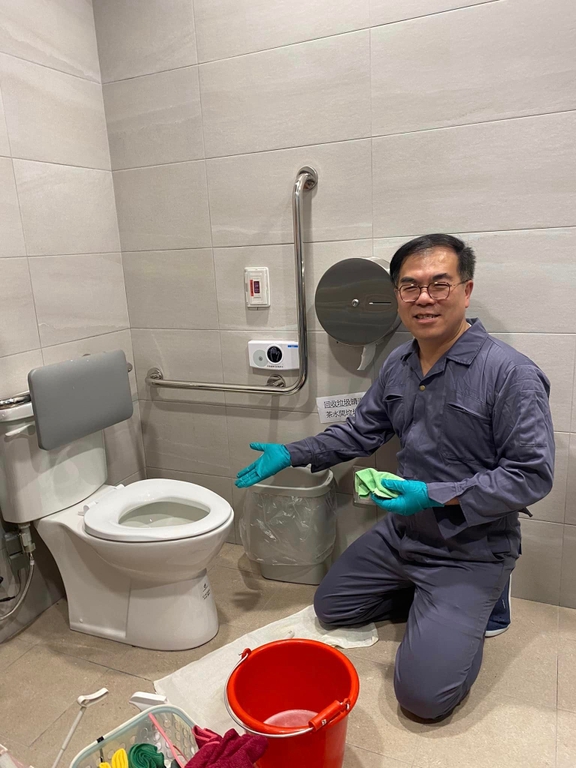 彭啓明部長示範坐式馬桶清潔（記者黃楸玲／攝影）