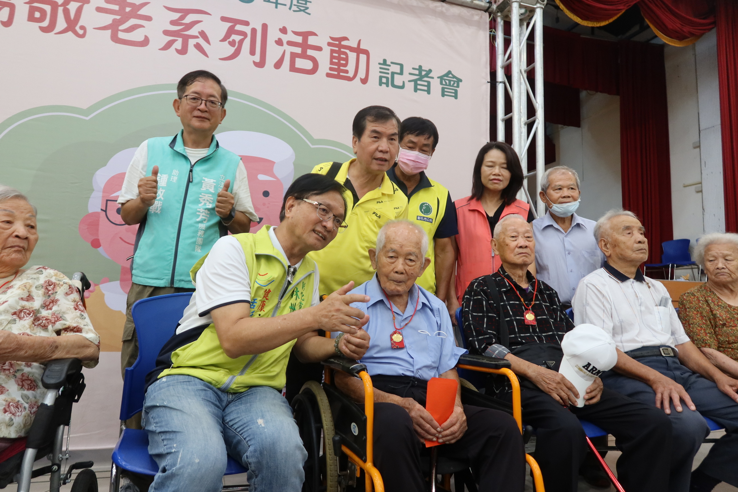 ▲彰化市公所邀請4名百歲人瑞及6對的白金婚、鑽石婚、金婚伉儷為重陽節系列活動暖身,市長林世賢為百歲人瑞戴上金鎖片及致贈紅包。(記者張溎壕攝)