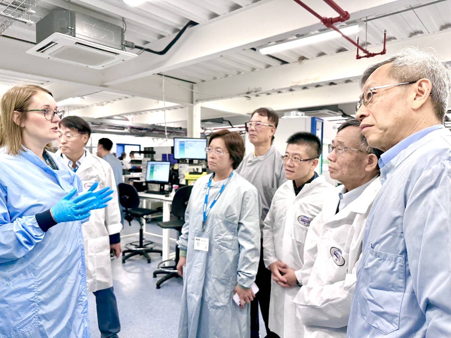 ▲彰化縣長王惠美率領醫療考察團參訪英國血清銀行自動化生物血清檢體工廠,盼能協助提升「萬人健檢」效能。(彰化縣政府提供)