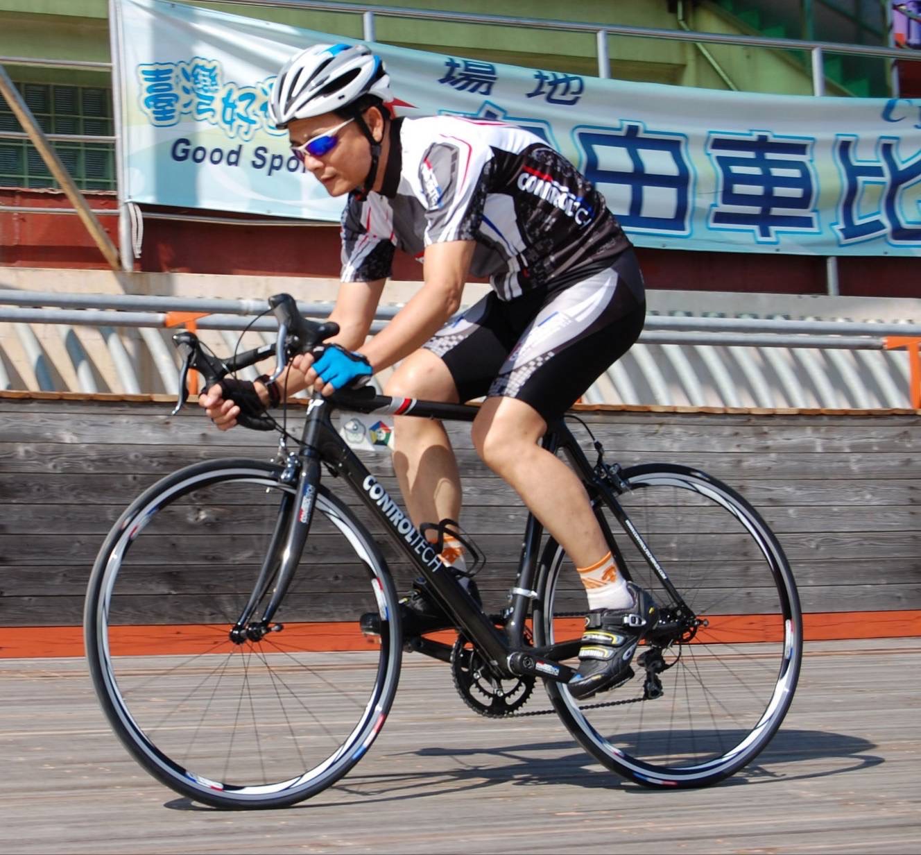 ▲一名騎自行車運動的民眾，因鵝足肌腱炎到員榮就診 (示意圖非患者本人 員榮醫院提供 )