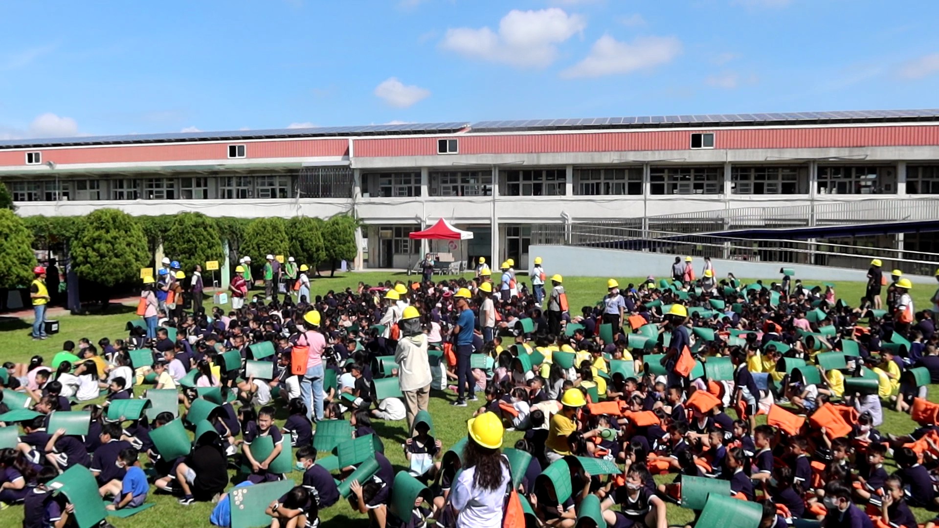 ▲921國家防災日前夕，彰化縣政府在北斗國小舉辦113年度國家防災日地震避難掩護演練，師生震災應變有條不紊，過程逼真。（記者張溎壕攝）