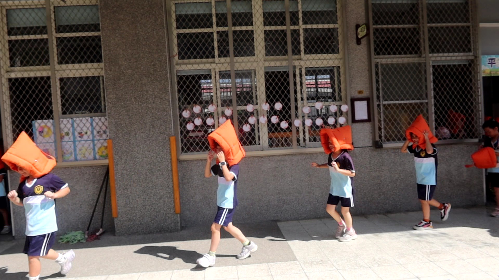 ▲921國家防災日前夕，彰化縣政府在北斗國小舉辦113年度國家防災日地震避難掩護演練，師生震災應變有條不紊，過程逼真。（記者張溎壕攝）