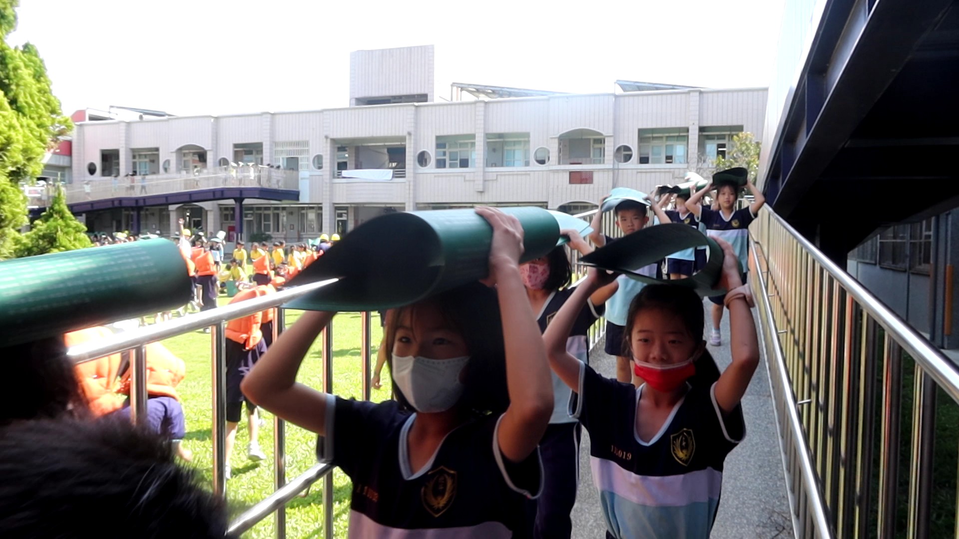 ▲921國家防災日前夕，彰化縣政府在北斗國小舉辦113年度國家防災日地震避難掩護演練，師生震災應變有條不紊，過程逼真。（記者張溎壕攝）
