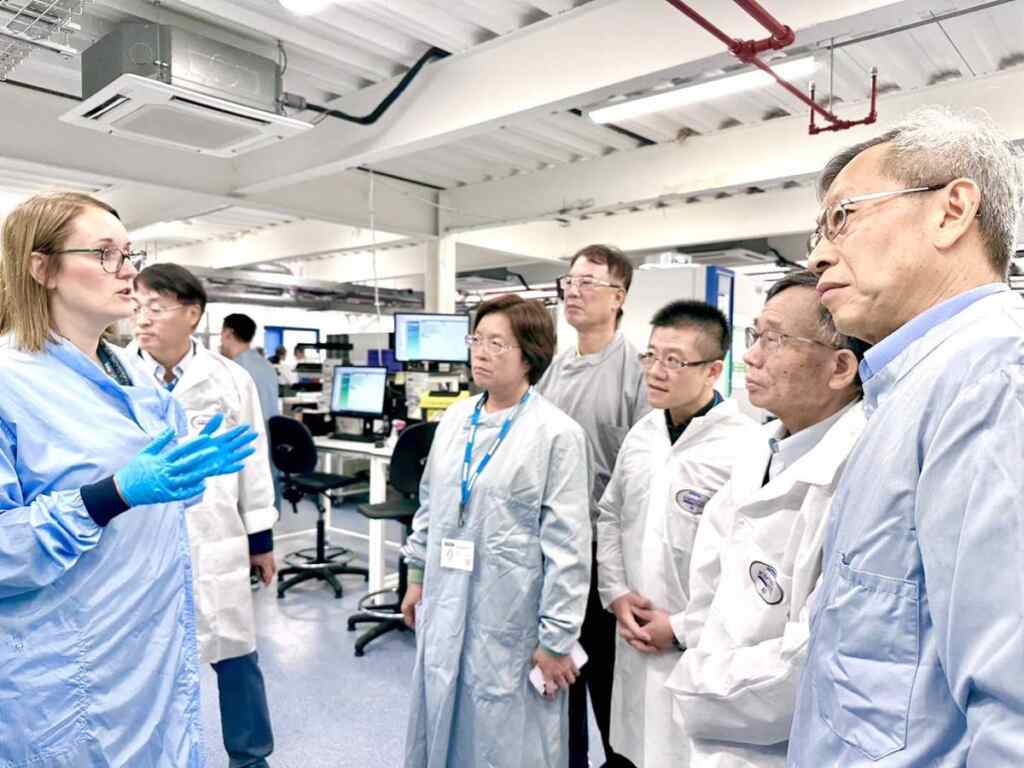 ▲彰化縣長王惠美率縣府團隊與彰化醫療服務機構代表、NGO代表參訪位於英國曼徹斯特追求智慧健康之血清銀行(UK Biobank)自動化生物血清檢體工廠,實地考察全球頂尖AI智慧化創新模式。(彰化縣政府提供)