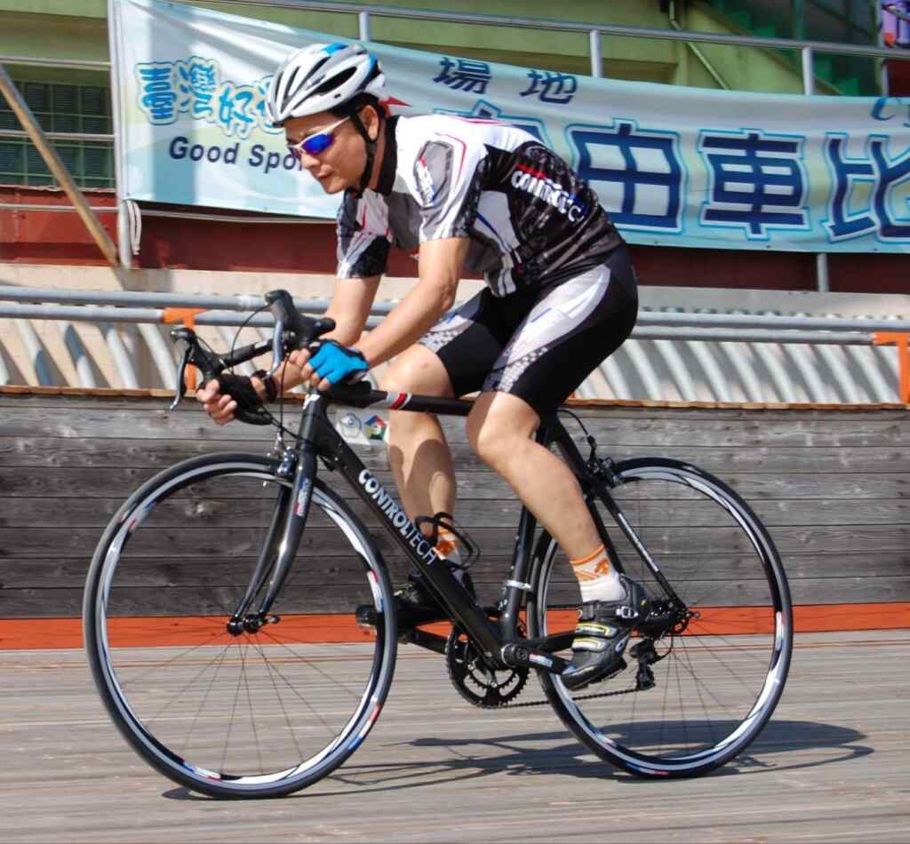 ▲一名騎自行車運動的民眾,因鵝足肌腱炎到員榮醫院就診。(示意圖/中華民國體育總會國家教練方一成提供)