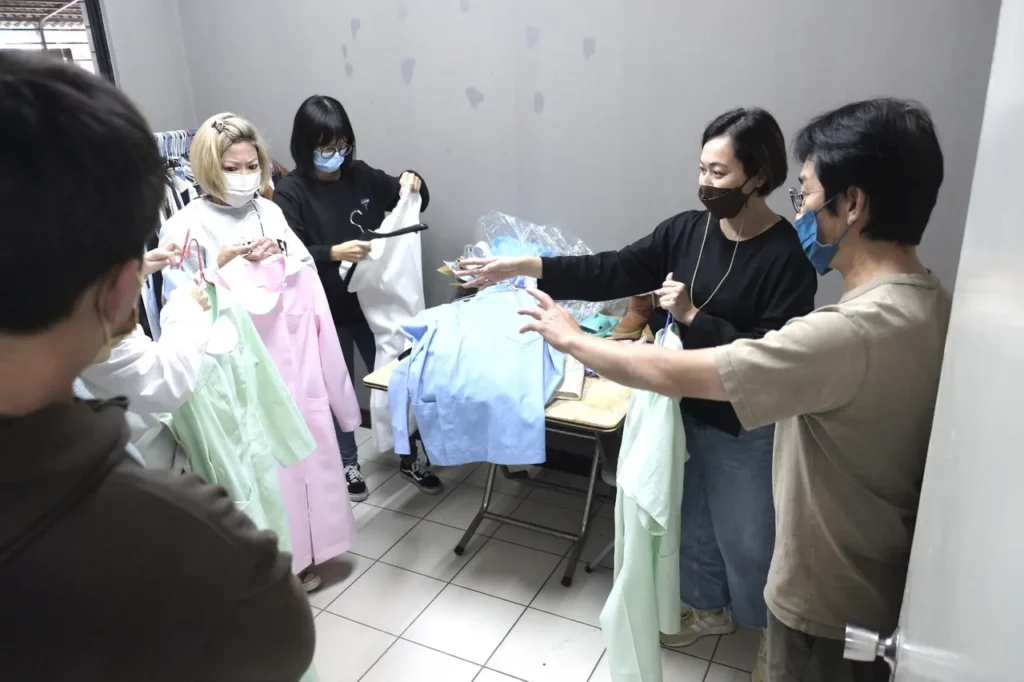 造型師欣宜與導演討論醫護服飾