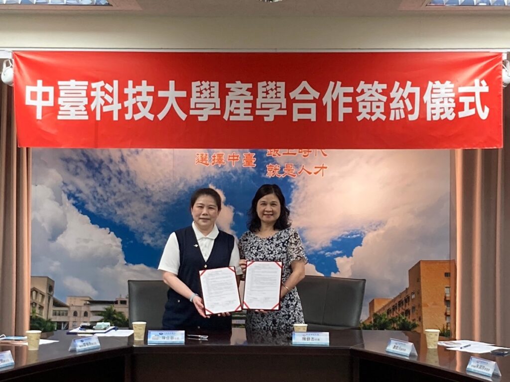 中臺科大陳錦杏校長(右)與大林慈濟醫院陳佳蓉主任(左)簽約合影（圖/中臺科大提供）