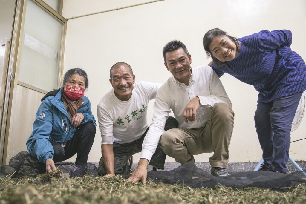 【阿原】有機艾草契作計畫啟動,農友張認路(左一)、創辦人江榮原(左二)、地方創生總監蔡漢昌(右二)、農友林紅甘(右一)