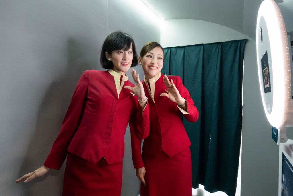 走入國泰航空機艙拍照留念,盡情展現自我,還能將獨一無二的「動」感美好回憶帶回家