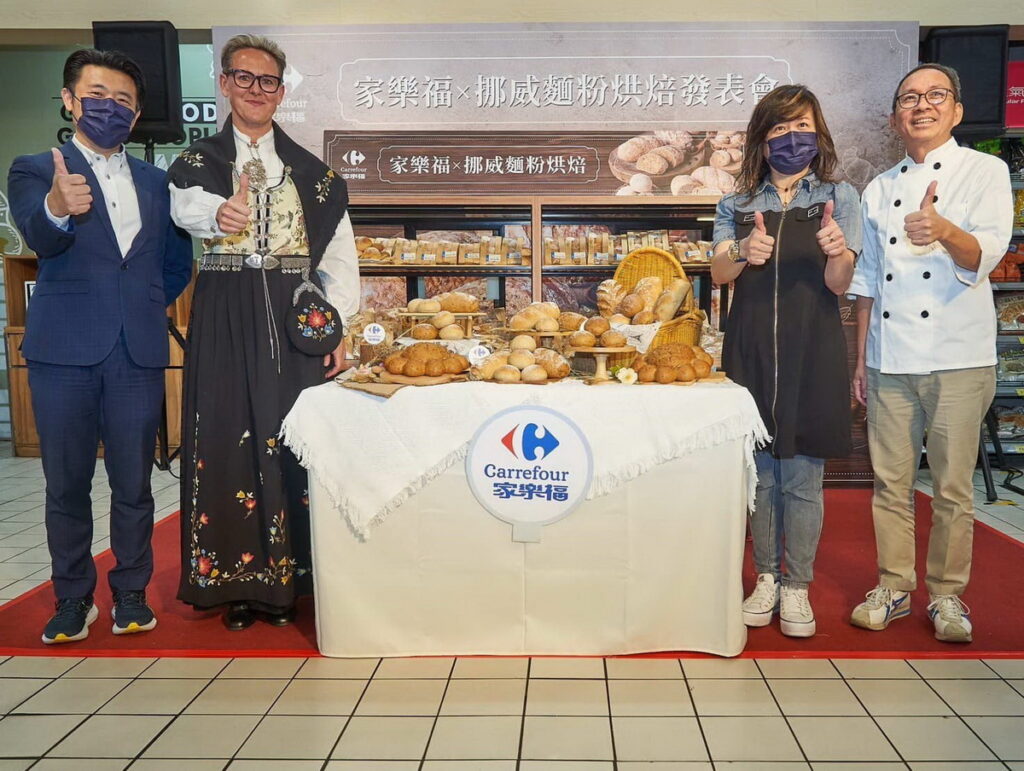 家樂福x挪威麵粉烘焙新上市發表會((左起) 統一夢公園總經理陳冠福、斯坦格蘭磨坊的負責人Ms. Marianne、家樂福商品部採購長黃翠華,以及國際麵包冠軍吳寶春)