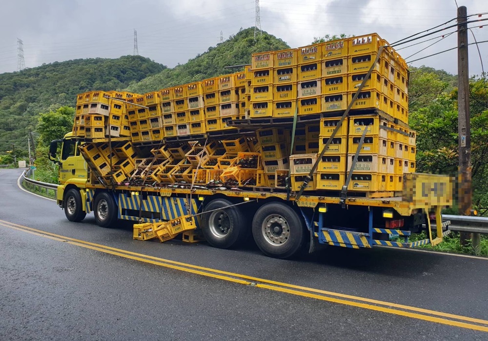 貨車酒瓶掉落公路酒香瀰漫 新店警開罰粗心駕駛 269 248240920a05