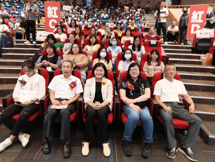 ▲縣長張麗善(前排中)與全場受表揚教師大合照。(記者劉春生攝)