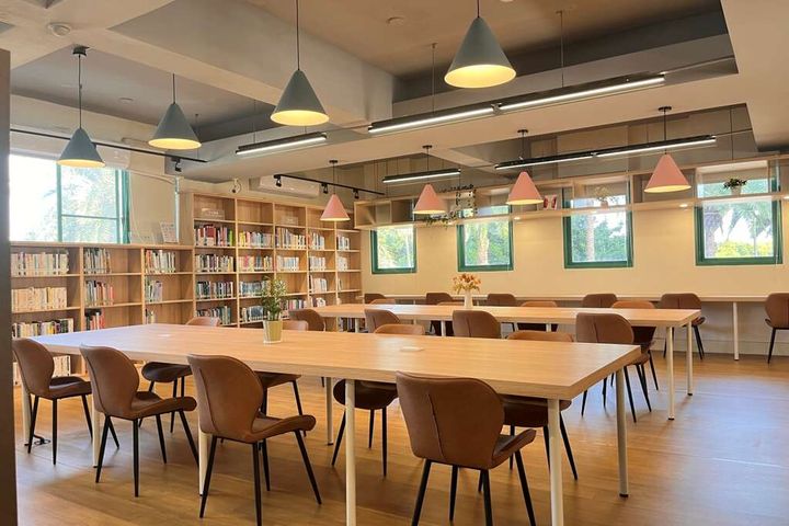 台中龍井圖書館營造出如咖啡廳般的舒適閱讀氛圍。 圖:臺中市政府觀光旅遊局/提供