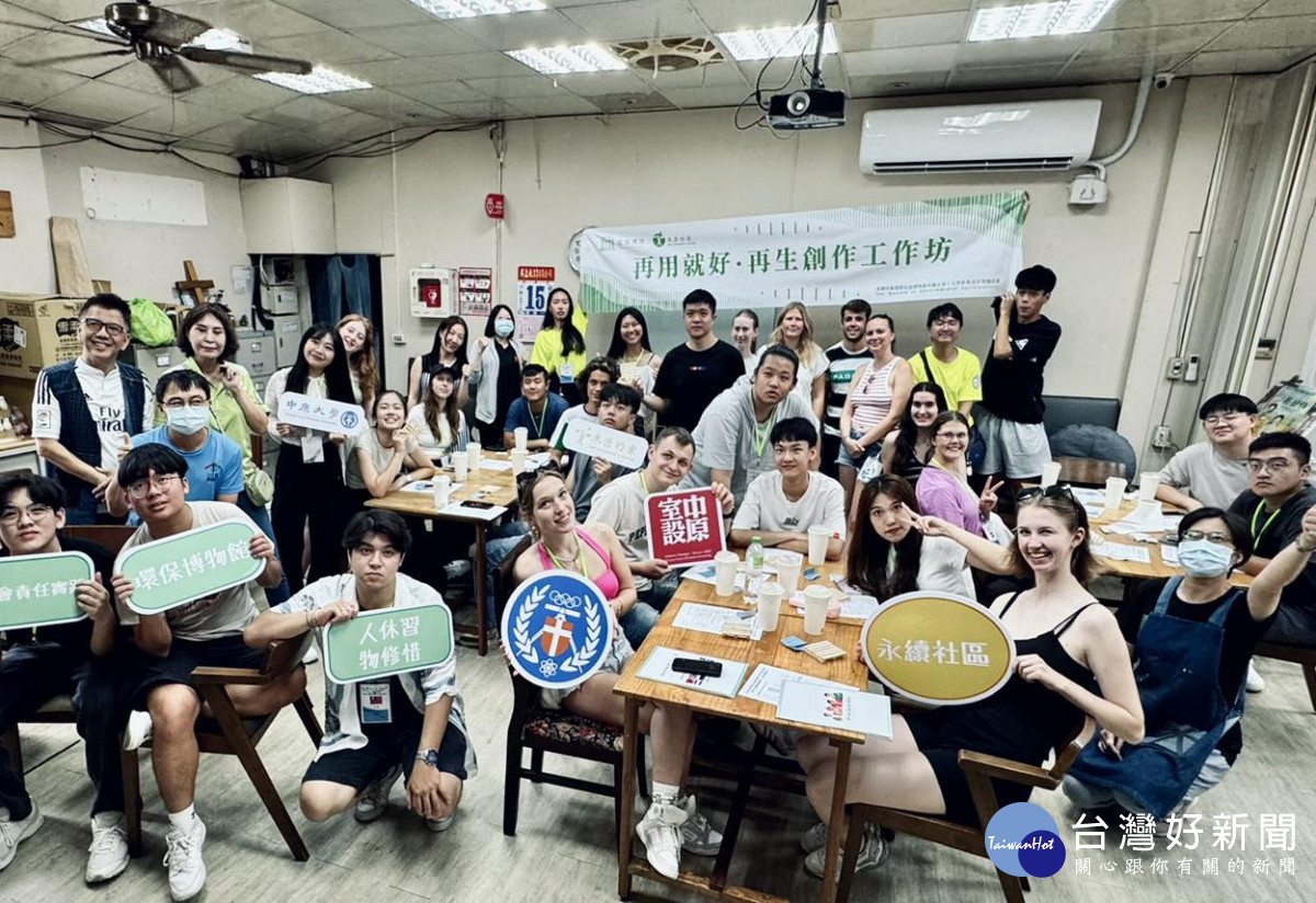 中原大學帶領國外青年,參與再生木作坊製作迷你木棧板。
