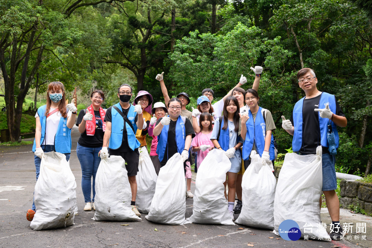 拔除「綠癌」小花蔓澤蘭活動近400位同仁參與,總計移除小花蔓澤蘭480公斤。