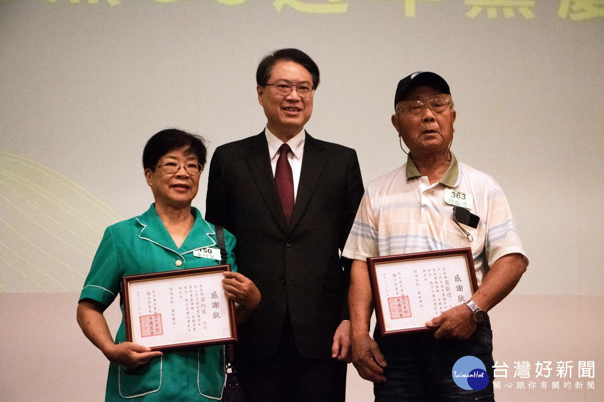 民進黨秘書長林右昌頒發感謝狀予30年黨齡資深黨員。<br /><br /> 