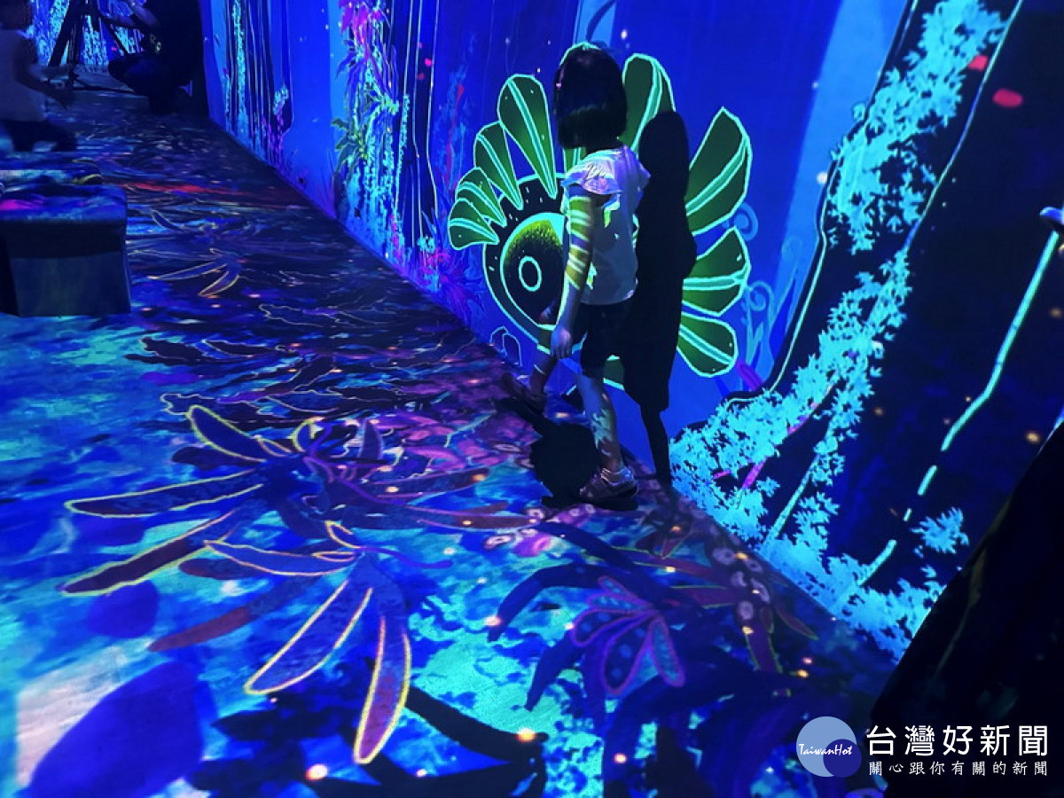 ▲以同名3D電影為世界觀的《妖怪森林》沉浸式展演，將觀眾帶入魔神仔的神秘世界。
