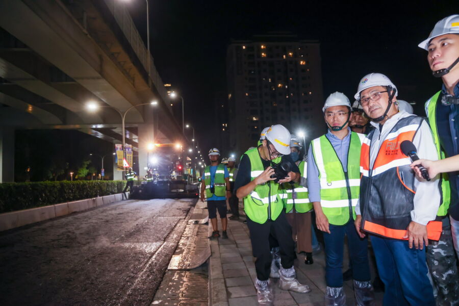 圖/新北市長侯友宜20日夜間前往新莊區新北大道3至4段視察「專案道路改善計畫」銑鋪現場。(新北市政府新聞局提供)