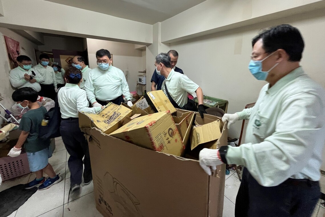 醫護與志工聯手打掃 潭子弱勢家庭迎新生
