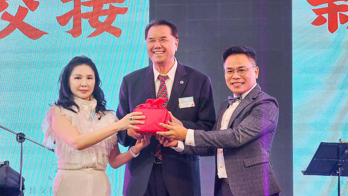 ▲中華民國工商黃淑貞建設研究會南區聯誼會長交接典禮由總會理事長江溫良監交，原任會長陳操斐功成身退將印信交給新任會長呂孟倫。（圖/記者黃淑貞攝）