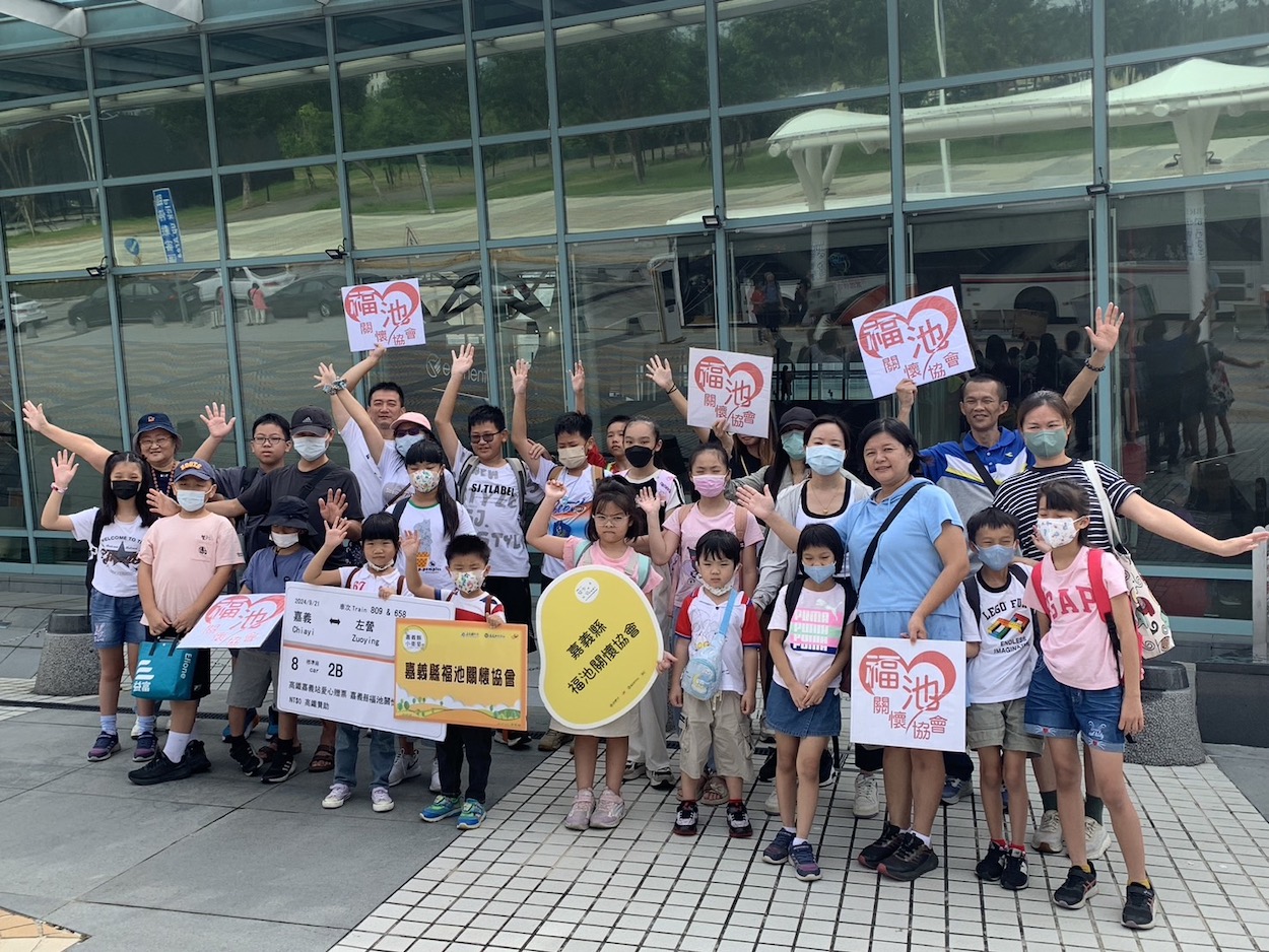 ▲高鐵嘉義站義助弱勢搭高鐵遊港都高雄。（圖/記者陳惲朋攝）