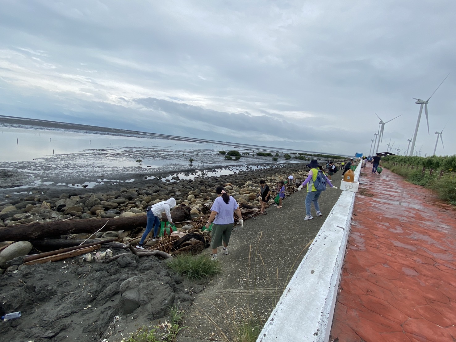 ▲水利署第四河川分署在彰化漢寶海堤舉辦「淨溪護海、作伙來」淨灘活動,清除700公斤海漂廢棄物。(第四河川分署提供)