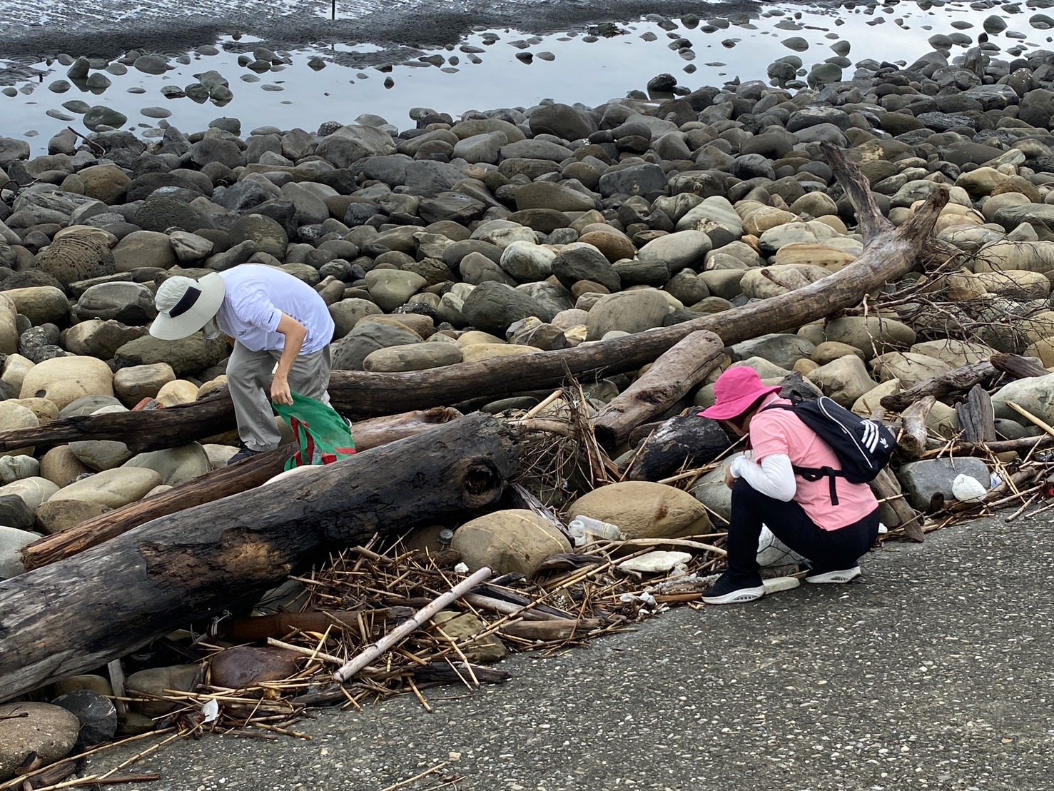 ▲水利署第四河川分署在彰化漢寶海堤舉辦「淨溪護海、作伙來」淨灘活動，清除700公斤海漂廢棄物。（第四河川分署提供）