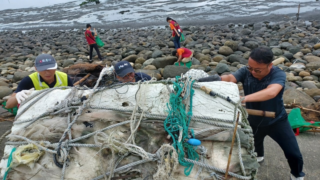 ▲水利署第四河川分署在彰化漢寶海堤舉辦「淨溪護海、作伙來」淨灘活動，清除700公斤海漂廢棄物。（第四河川分署提供）