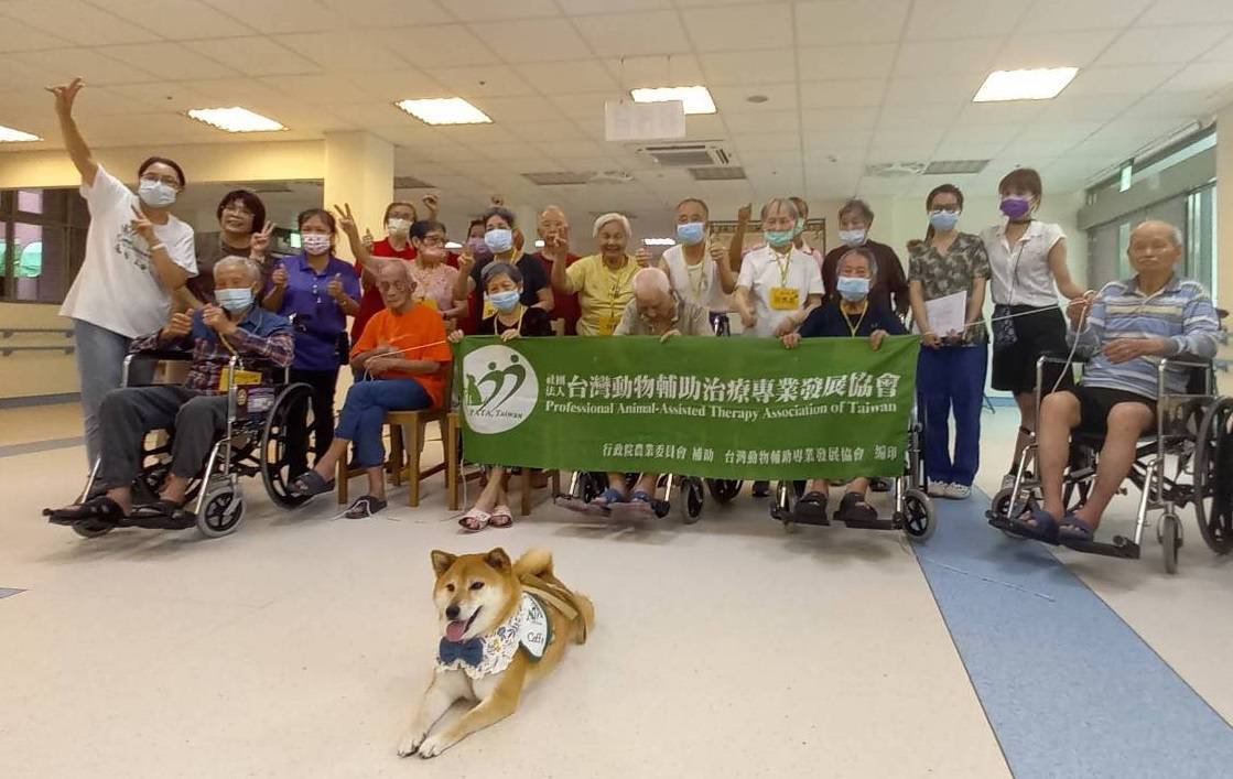 ▲彰化榮家與台灣動物輔助治療專業發展協會攜手合作，將動物輔助治療引入失智專區，提升失智長輩的生活品質。（記者張溎壕攝）