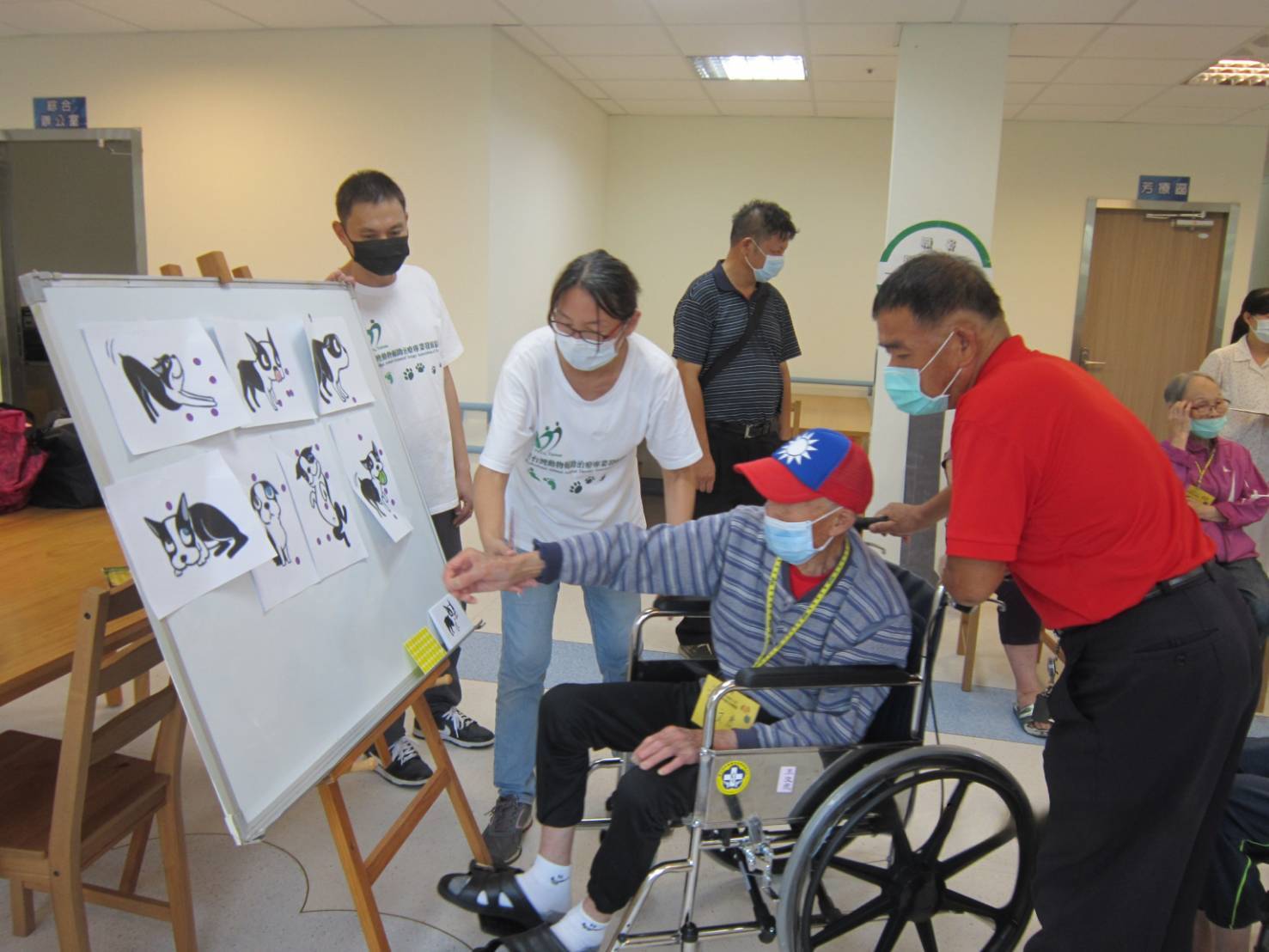 ▲彰化榮家與台灣動物輔助治療專業發展協會攜手合作，將動物輔助治療引入失智專區，提升失智長輩的生活品質。（記者張溎壕攝）