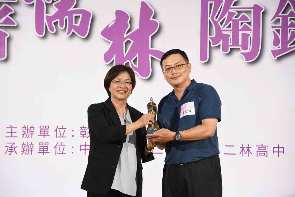 ▲北斗國小老師葉志偉榮獲113年師鐸獎，彰化縣長王惠美感謝葉老師在自己的崗位上奉獻心力，獲得教育界最高殊榮實至名歸。（彰化縣政府提供）