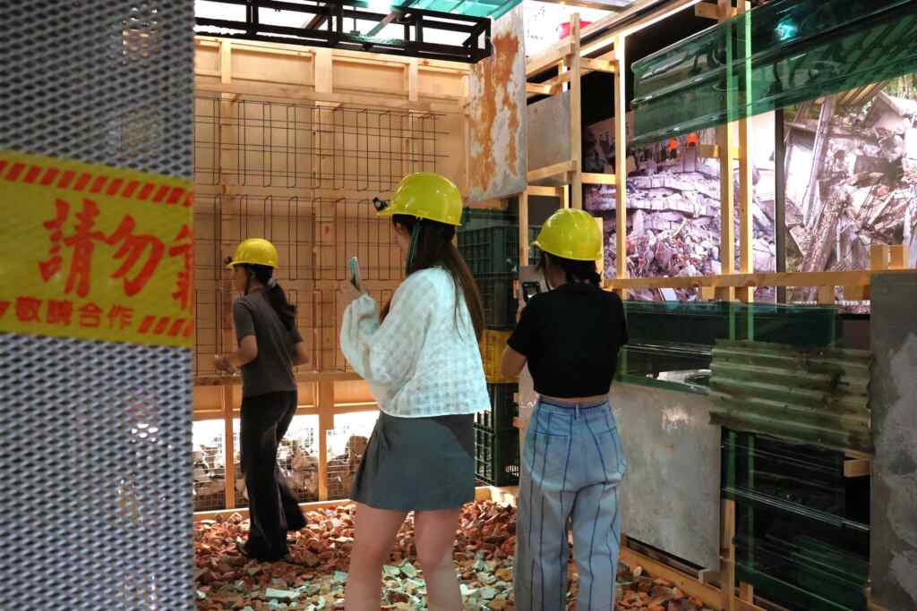 ▲展示內容模擬建築坍塌的鋼筋及瓦礫堆，讓觀眾身歷其境搜救人員與搜救犬在搜救時的環境。（國立自然科學博物館提供）