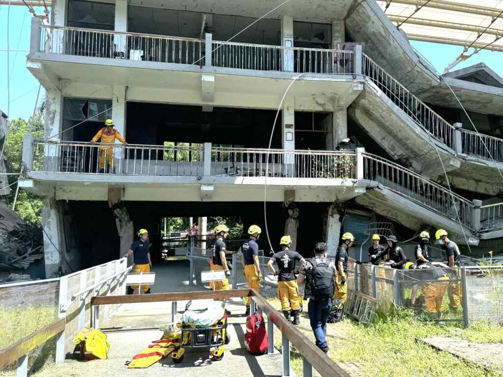 ▲921地震教育園區的北棟毀損教室更成為搜救犬訓練的場地之一，這裡保存了完整且最趨近自然災害的毀損狀態，成為「搜救犬隊國際任務測驗」（MRT）場地。圖片提供／國立自然科學博物館