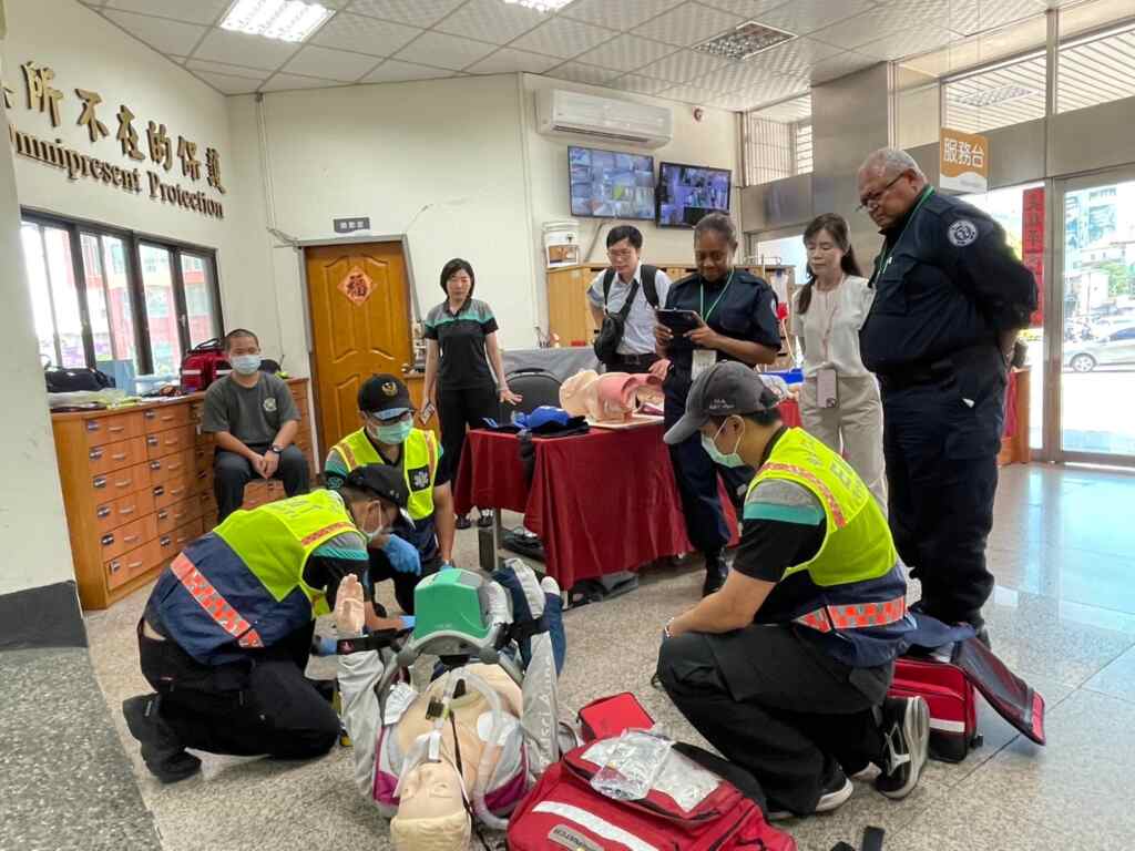 ▲彰化縣消防局到院前緊急救護品質卓越,斐濟消防署長Puamau Tagivetaua Sowan遠道來台取經。(彰化縣消防局提供)