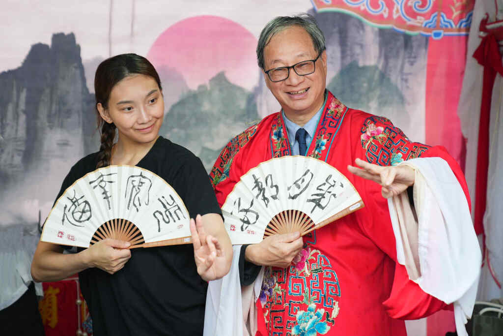 ▲文化部長李遠(右)參觀「宜蘭縣政府-宜蘭歌仔.粉墨登場」攤位,換裝體驗傳統歌仔戲。(記者張玉泰翻攝)