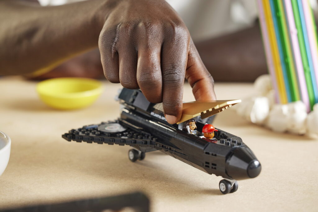 LEGO Icons系列「10391 Over the Moon with Pharrell Williams」黑金配色的雙人座位太空梭可打開駕駛艙,以及可加裝的起落架,還可將戴上頭盔的Pharrell Williams放進駕駛艙