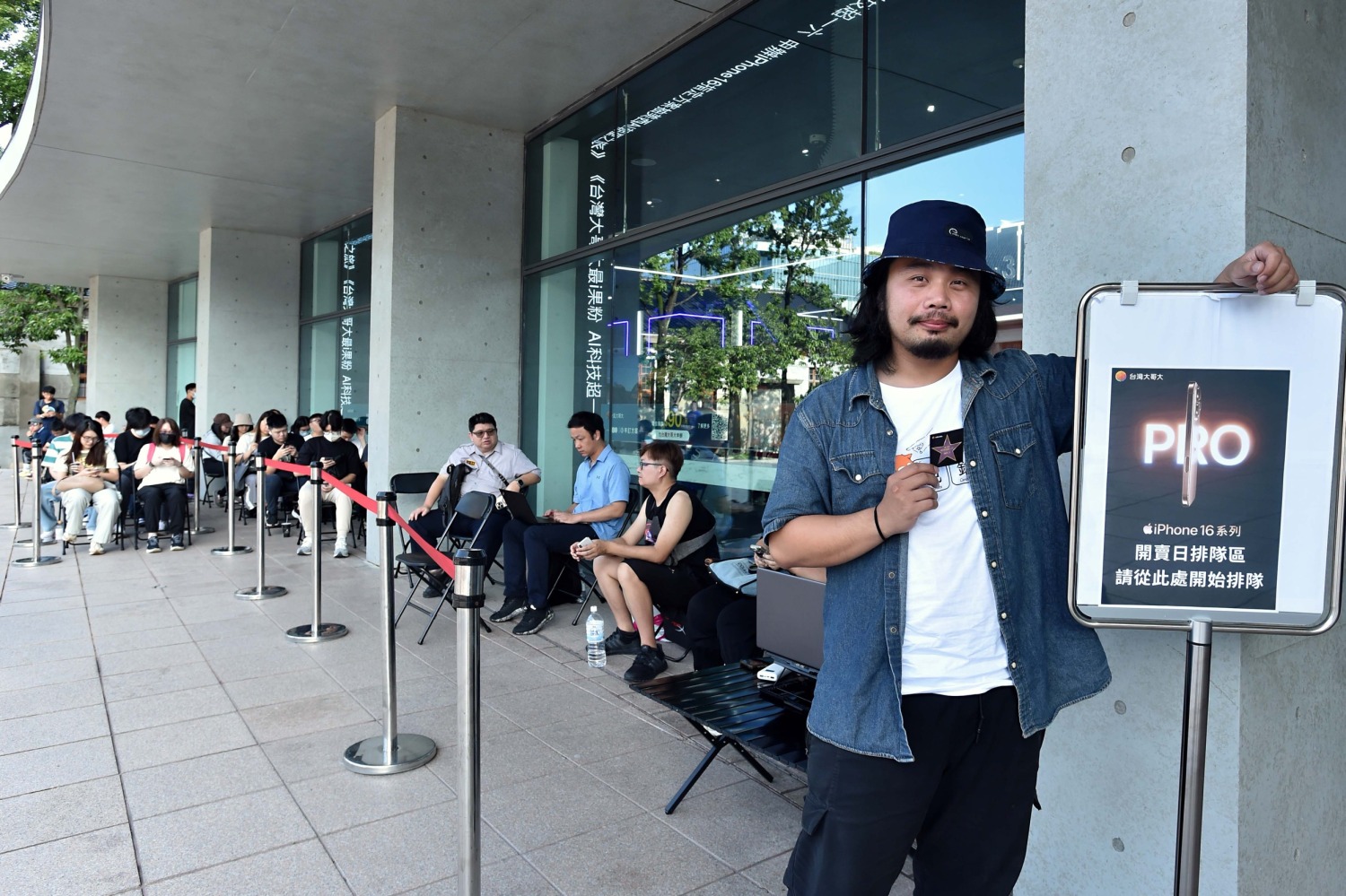 全場沸騰！台灣大盛大舉辦iPhone 16首賣，果粉爭相申辦。（圖/台灣大哥大提供）