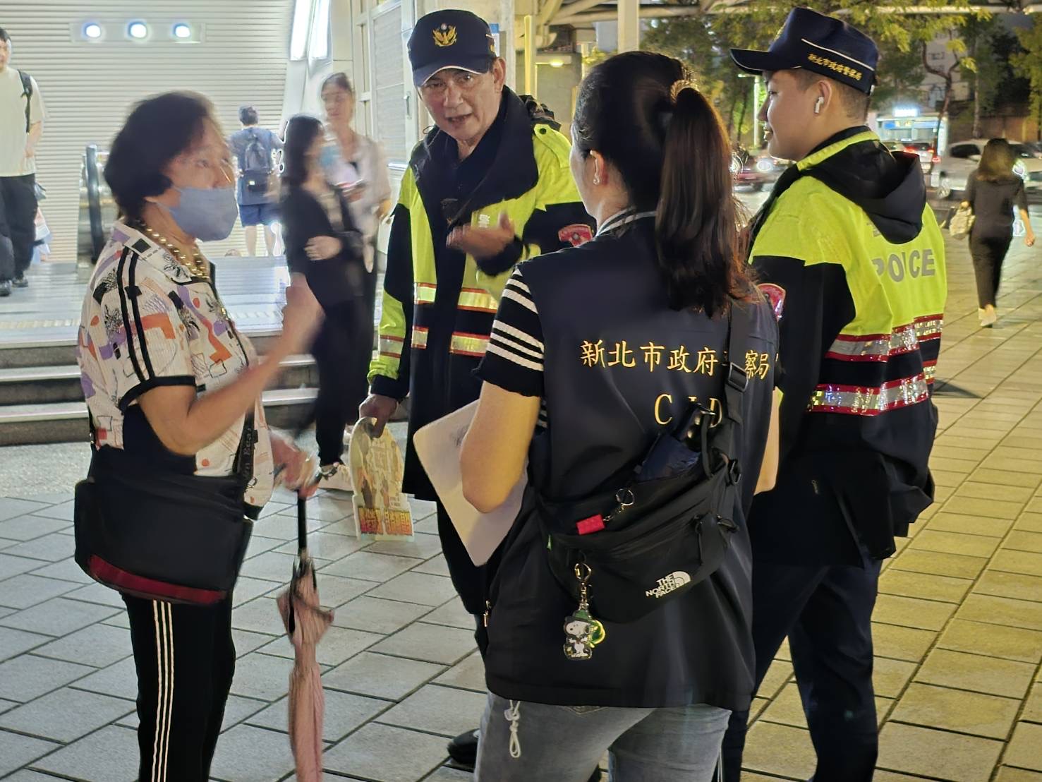 板橋警於鬧區車站對民眾作反詐宣導。(記者徐煜勝翻攝)